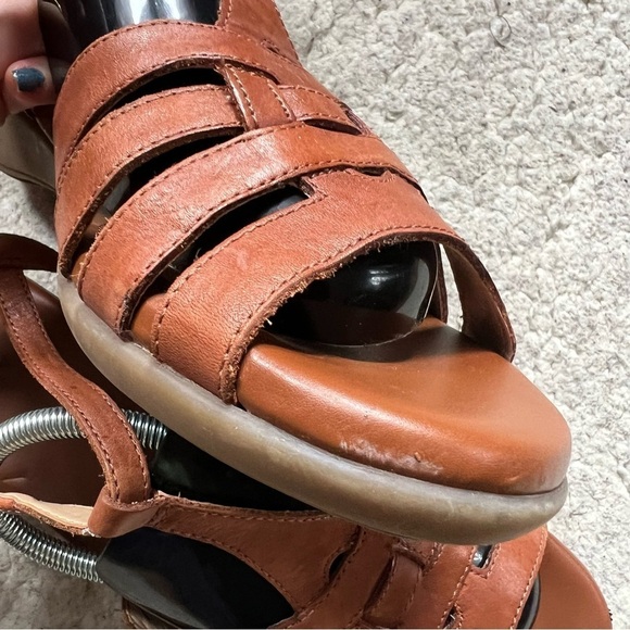 Naturlizer Women's Brown Leather Gladiator Style Velcro Adjustable Ankle Sandals - Picture 7 of 12